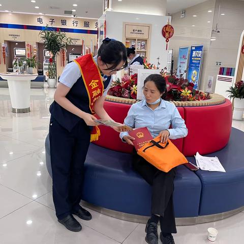 浦发银行市中支行开展现金知识宣传活动
