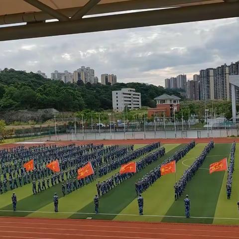 【军训磨炼意志,汗水见证成长】——一中北校区军训结束后的检阅仪式，军训汇报表演。2303班