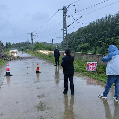 “闻‘汛’而动 风雨守护”  额木庭高勒苏木“五个到位”全力做好防汛守护工作