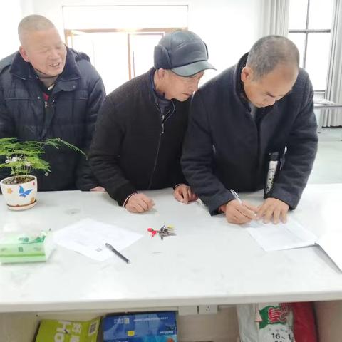 分发口粮钱：确保每一户家庭都能得到温暖保障