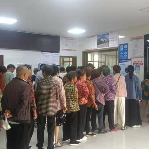 温情相伴 村干部带老年人体检送爱心早餐