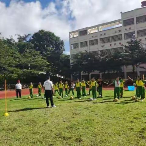 以赛促教“玩转足球”品质课程的研究暨撞墙式2过1技术配合课堂简讯