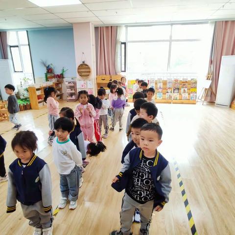 翰林国府幼儿园云朵一班4月班本活动《我会排队守秩序》