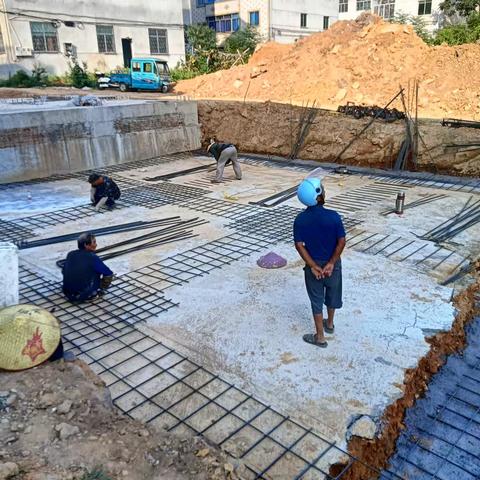 拆除危房，重建新家园。