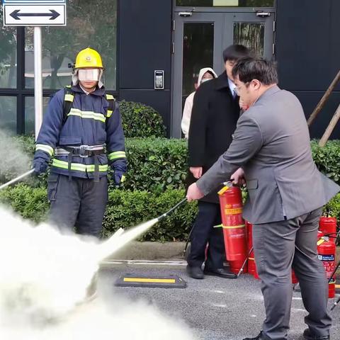 闸北市北工业新区支行联合市北壹中心物业开展消防演习