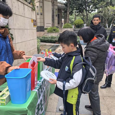 海龙街道开展“垃圾分类投，环保不用愁”的宣传活动