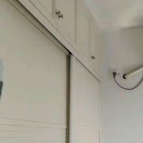 租：凯旋公馆学区房中低楼层，小区中庭，3／2／2 精装 家具家电齐 2.38万／年☎️69472年