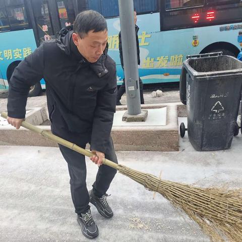 灌通城市公交全体志愿者以雪为令，闻雪而动，清扫积雪保安全