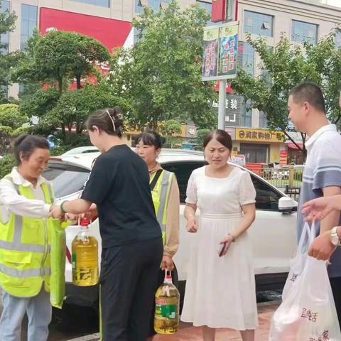 高温慰问送清凉情系一线暖人心  彬州城投物业公司开展“夏送清凉”慰问活动