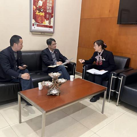 德阳分行沈溯副行长一行赴黄河新区支行开展调研