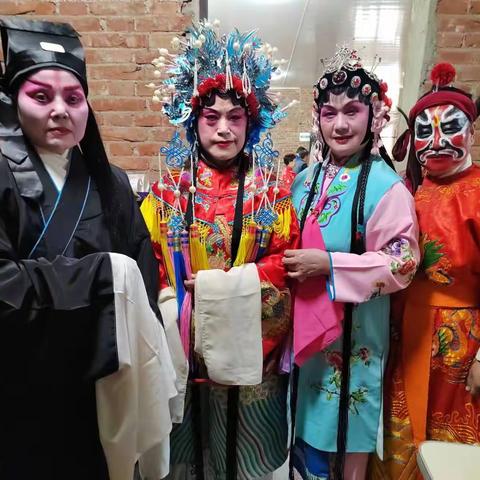 戏曲润民心·点亮邻里情 --西影社区老年活动室开展庆五一戏曲演出活动