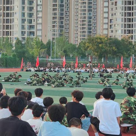 迷彩燃夏夜，青春谱华章