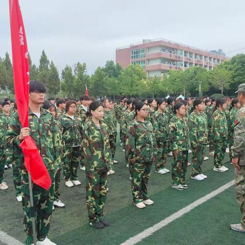 戎装藏雅韵，军歌敬青春