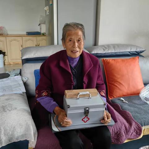 关爱老人，温暖送到家