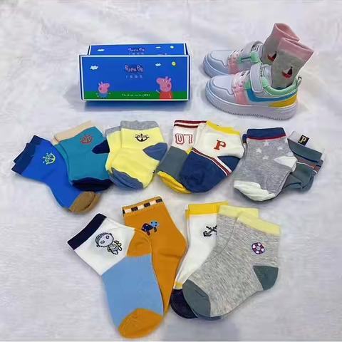 【小猪佩奇】品牌童袜🧦品牌自带流量，质量款式不错240双起批，年龄3岁到12岁特惠价1.98💰