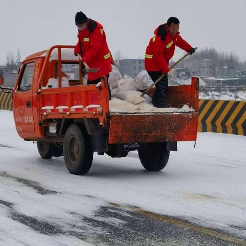 浴“雪”奋战！南乐县公路事业发展中心“清雪除冰”在行动