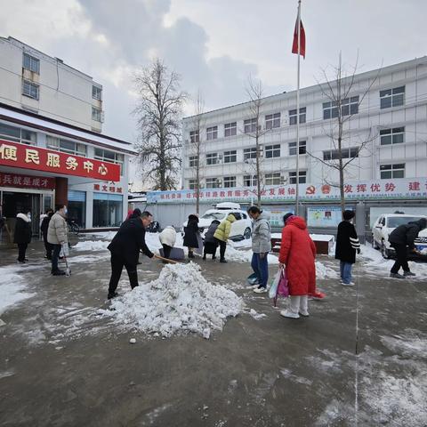 【电厂办】以雪为令齐出动 扫雪铲冰保出行——电厂路街道开展扫雪除冰志愿服务行动