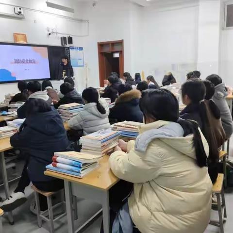 25护理一班开展消防安全教育主题班会