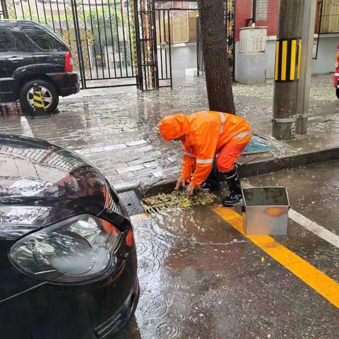 风雨同舟，我们先行，二分公司持续做好各项防汛工作，确保市民安全出行，确保环卫设施正常运行