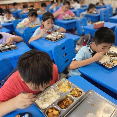 暖心陪餐，守护成长——遂溪县星晖幼儿园中班老师陪餐进行时