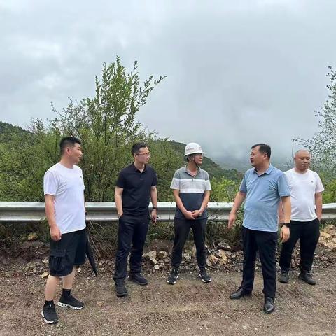 领导干部冲一线  交运职工卯劲干  风雨无阻除隐患