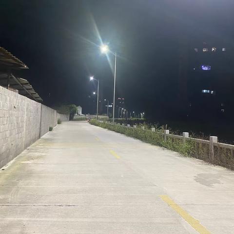 安装路灯暖民心 照亮群众幸福路