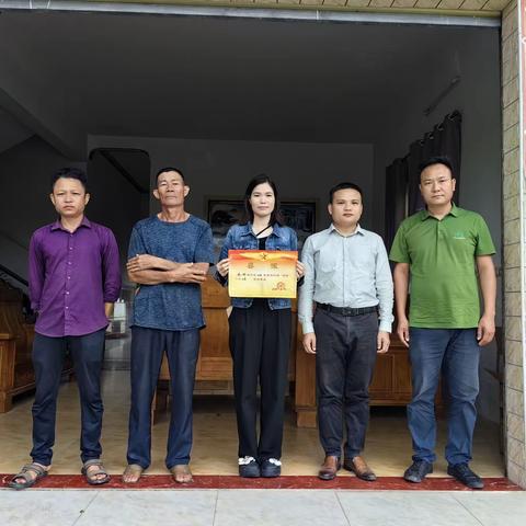 喜报送家门，尊崇暖人心。