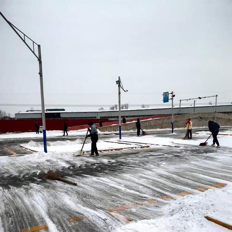 清扫积雪——为学员考试保驾护航