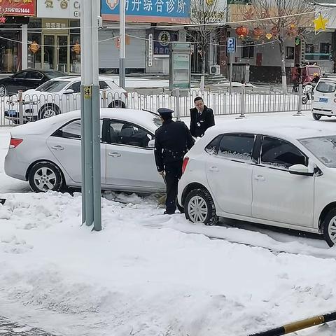 雪天路滑车辆难行 阳信农行员工秒变“推车侠”助脱困