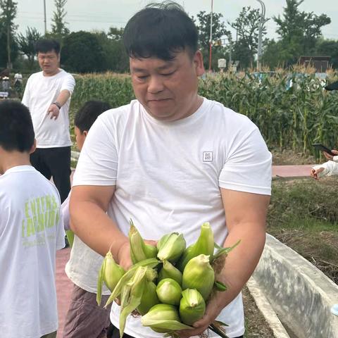 “玉”你相遇    夏趣采摘乐不停                      ——熟溪小学三8班七色花中队