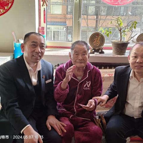 三月春风处处暖，雷锋精神代代传——新城东街支行把雷锋精神带给老年客户