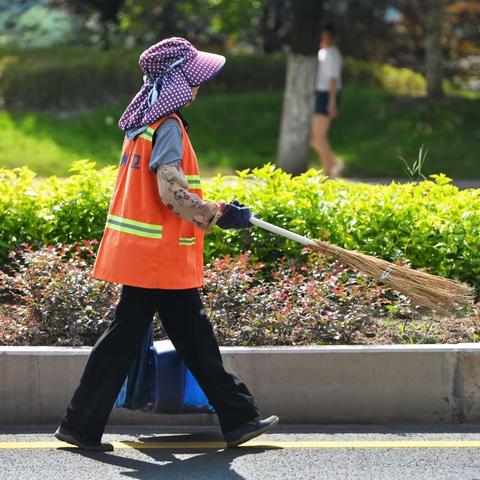 致敬城市守卫者               ——环卫卫士