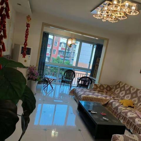 出租:玫瑰园十三区，套三双卫，全屋四台空调，房子干净，屋内家具家电全新，第二次出租。价格14000/年，联系电话:15700641554