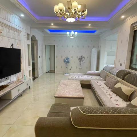 租金色春天精品套三3/2/2，18800/年，全屋现代风装修，客厅有空调，房东自住房。看房联系:6065