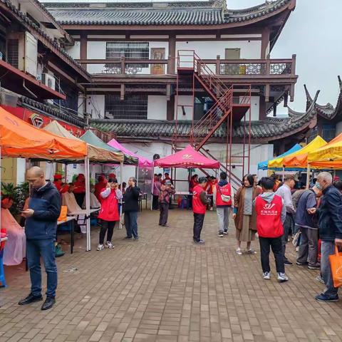 无锡文明实践窗口，每月无锡市学雷锋广场志愿服务十年如一日风雨无阻。