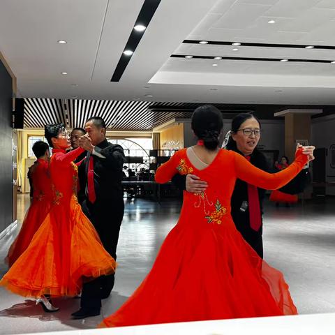 交际之舞，颐养绽放