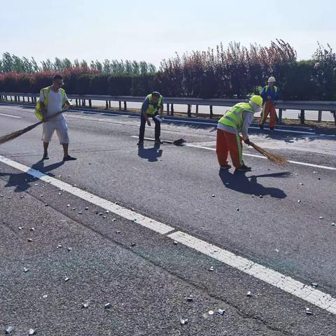 山东高速青岛发展有限公司沈海高速莱西养护路管中心青年文明号在行动