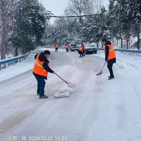 洛宁县赵村镇清扫积雪迎新春 干干净净过新年