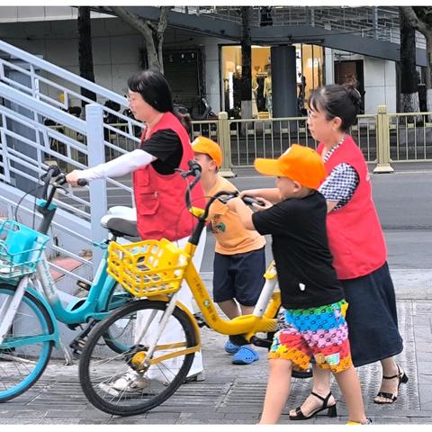 【专业社工+志愿服务】童心协力规范共享单车 志愿同行共建美好家园