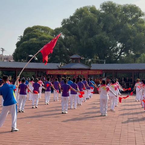 城关街道寰宇社区新时代文明实践站联合朝霞健身队开展“礼赞华诞·红色传承”庆双节文艺汇演活动