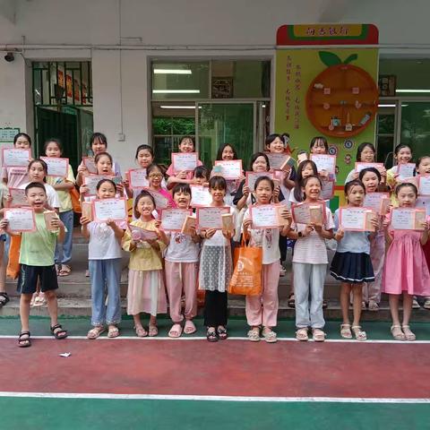 用色彩点燃我们的梦想——记信丰县青少年活动中心三小基地高段绘画学习掠影