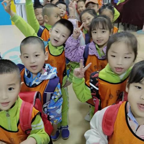 铭博幼儿园2024年5月29日“迎六一中泰海洋馆研学活动”朵朵一班留念