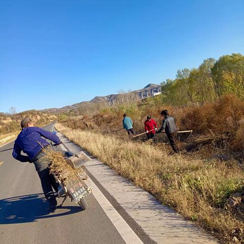 清理路边杂草，美化路域环境