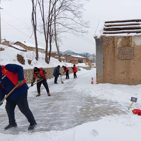 寒冷的冬夜    下起了纷纷扬扬的大雪