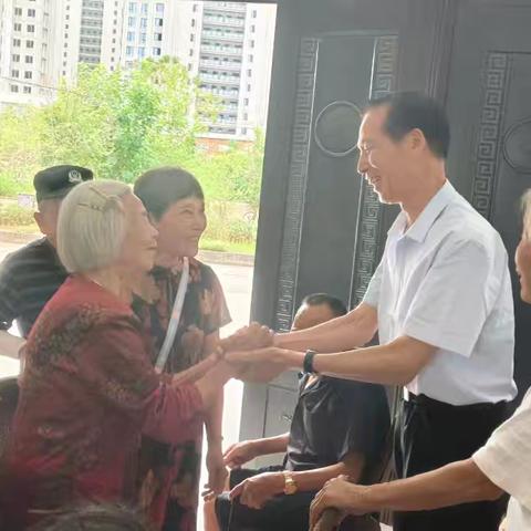 心系桑梓 韦立汝将军情暖家乡