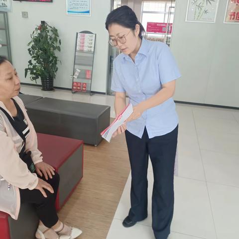 新城支行开展“反假货币，人人有责”、"防范假币，保护自我”宣传活动