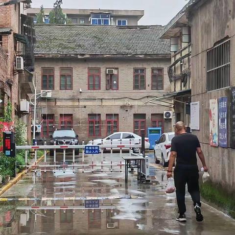 【莲湖   青年路】雨天过后社区防汛不放松