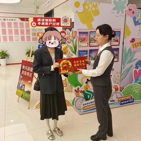 温情母亲节 反诈伴同行——温州龙湾支行开展母亲节主题宣传活动