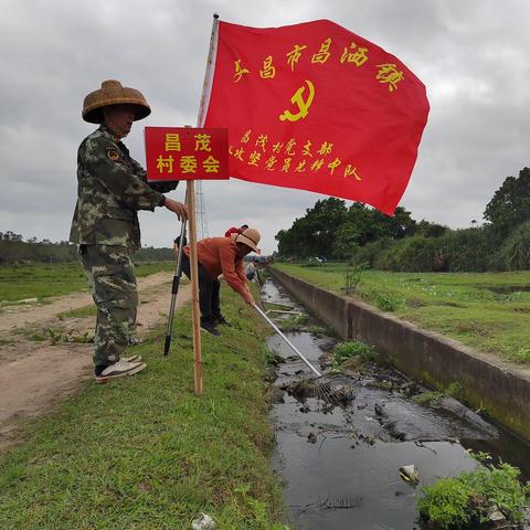 昌茂乡村振兴队伍组织开展治水攻坚活动