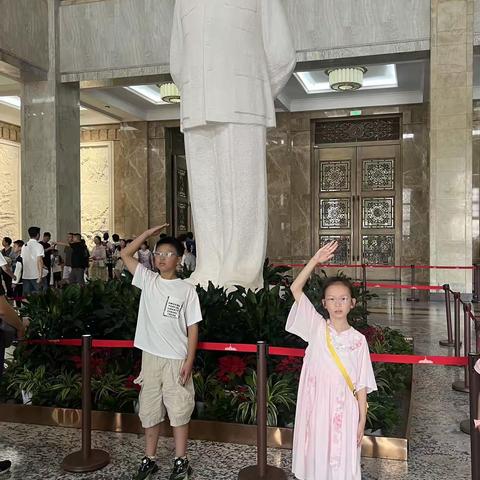 参观中国人民革命军事博物馆：在历史回响中致敬英雄